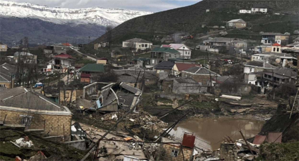 Оползень в Дахадаевском районе. Апрель 2026 г. Фото: РИА Дагестан https://riadagestan.ru/news/dakhadaevskiy_rayon/v_dakhadaevskom_rayone_stikhiya_zatronula_155_domovladeniy Оползень в Дахадаевском районе. Апрель 2026 г. Фото: РИА Дагестан https://riadagestan.ru/news/dakhadaevskiy_rayon/v_dakhadaevskom_rayone_stikhiya_zatronula_155_domovladeniy