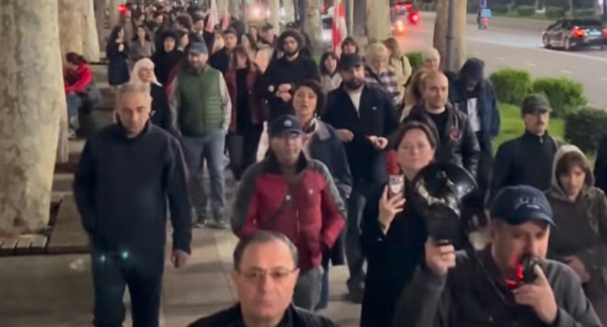 Стоп-кад: "Марш протестующих в Тбилиси в поддержку детей с миодистрофией Дюшенна". Фото: MO SE / Facebook Стоп-кад: "Марш протестующих в Тбилиси в поддержку детей с миодистрофией Дюшенна". Фото: MO SE / Facebook