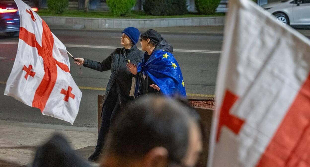 Активисты на проспекте Руставели, 23 апреля 2026 года. Фото: Nino Kikvadze / Publika Активисты на проспекте Руставели, 23 апреля 2026 года. Фото: Nino Kikvadze / Publika