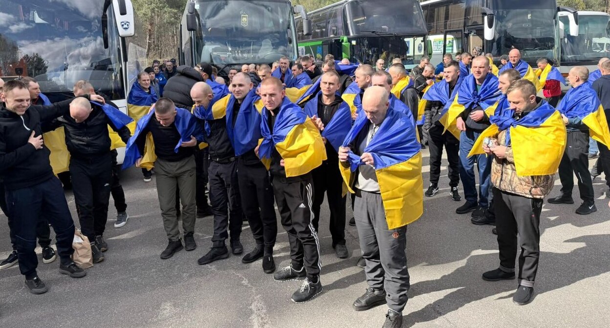 Пленные украинцы после обмена 24 апреля. Фото: Zelenskiy / Official в Telegram Пленные украинцы после обмена 24 апреля. Фото: Zelenskiy / Official в Telegram