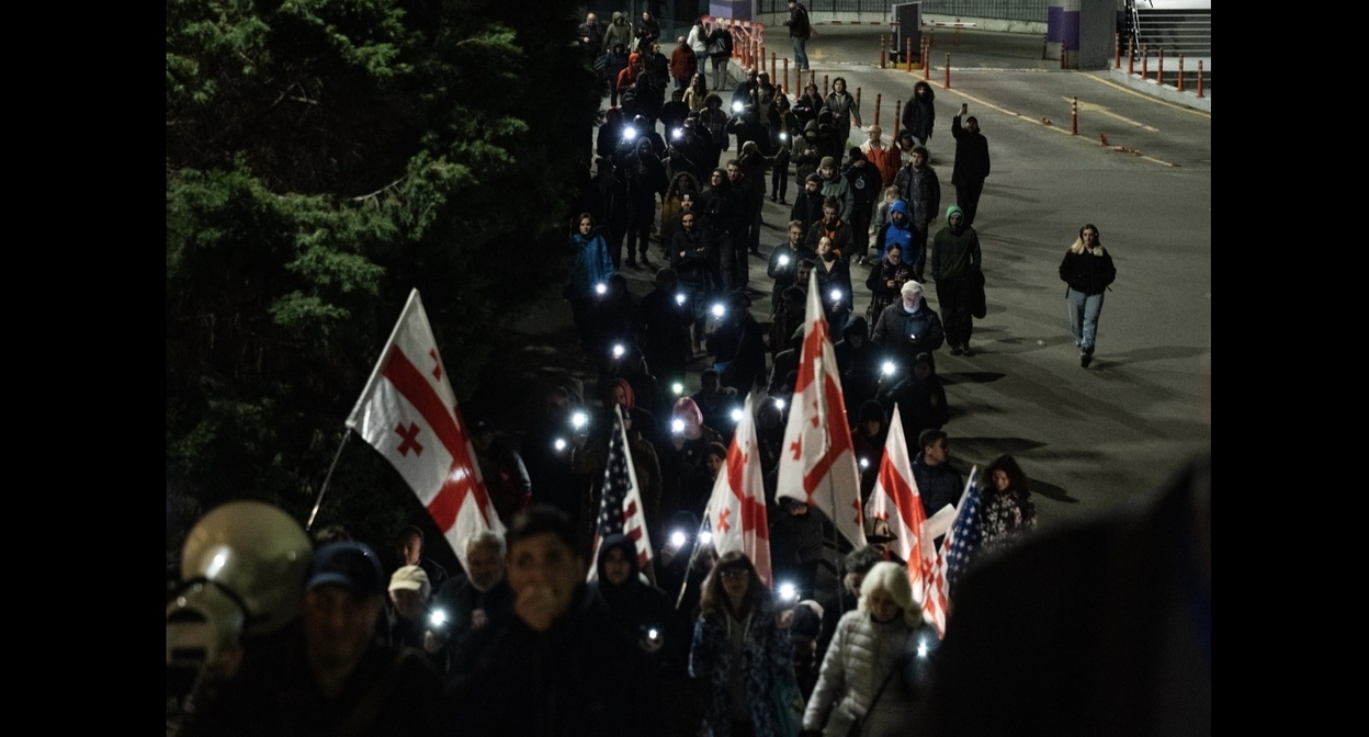 Участники марша в Тбилиси, 24 апреля 2026 года. Фото: Фото: Khatia Kakhidze / Publika Участники марша в Тбилиси, 24 апреля 2026 года. Фото: Фото: Khatia Kakhidze / Publika