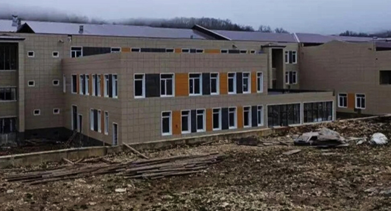 Строительство школы в селе Джавгат. Фото: https://dagpravda.ru/novosti/prokuratura-vskryla-hish-enie-40-mln-rublej-pri-stroitelstve-shkoly-v-dagestane/ Строительство школы в селе Джавгат. Фото: https://dagpravda.ru/novosti/prokuratura-vskryla-hish-enie-40-mln-rublej-pri-stroitelstve-shkoly-v-dagestane/