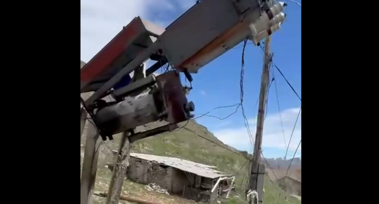 Итоги оползня в селе Ханар. Стоп-кадр видео из Telegram-канала "Черновик 2.0" от 25.04.26, https://t.me/chernovik_new/8718. Итоги оползня в селе Ханар. Стоп-кадр видео из Telegram-канала "Черновик 2.0" от 25.04.26, https://t.me/chernovik_new/8718.