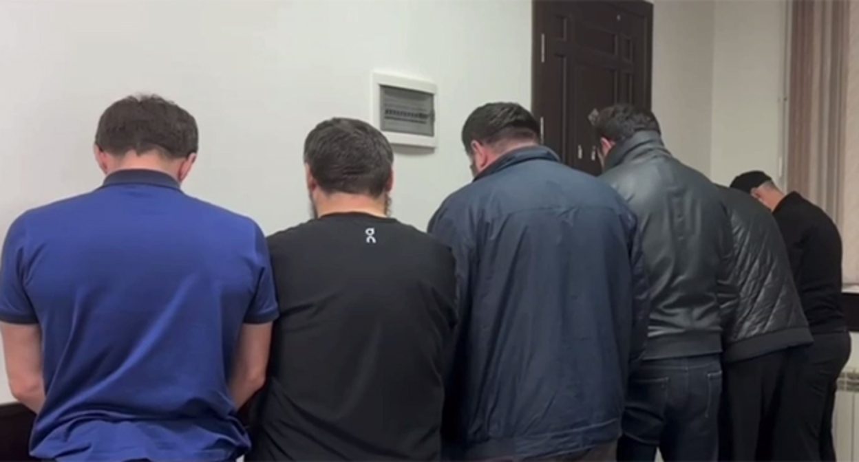 Задержанные жители села Губден. 30 апреля 2026 г. Cкриншот видео https://t.me/sledcom_press/29125 Задержанные жители села Губден. 30 апреля 2026 г. Cкриншот видео https://t.me/sledcom_press/29125