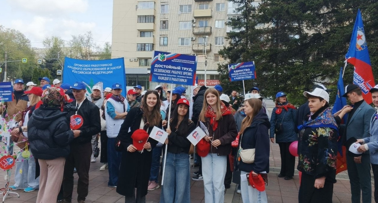 Участники митинга в Волгограде. 1 мая 2026 года. Фото предоставлено "Кавказскому узлу" Вячеславом Лемкусом. Участники митинга в Волгограде. 1 мая 2026 года. Фото предоставлено "Кавказскому узлу" Вячеславом Лемкусом.