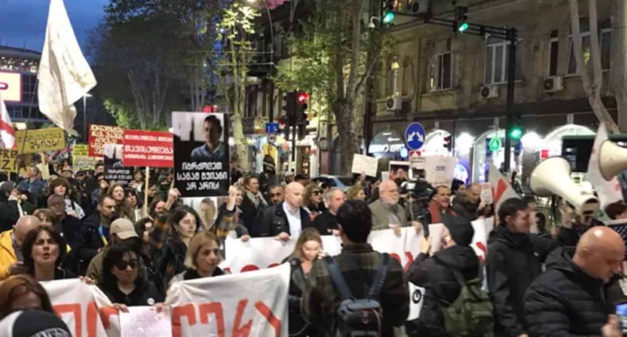 Марш в Тбилиси. Скриншот фото "Интерпрессньюс" от 02.05.26, https://www.interpressnews.ge/ru/article/174708-ot-filarmonii-k-parlamentu-provoditsia-marsh-v-podderzhku-smi Марш в Тбилиси. Скриншот фото "Интерпрессньюс" от 02.05.26, https://www.interpressnews.ge/ru/article/174708-ot-filarmonii-k-parlamentu-provoditsia-marsh-v-podderzhku-smi