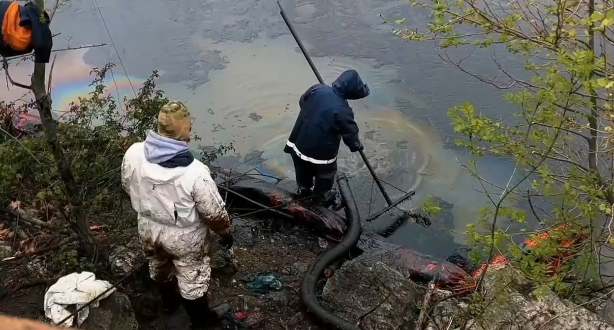 Ликвидация разлива нефтепродуктов в Туапсинском округе. Кадр видео оперштаба Кубани https://t.me/opershtab23/15926 Ликвидация разлива нефтепродуктов в Туапсинском округе. Кадр видео оперштаба Кубани https://t.me/opershtab23/15926