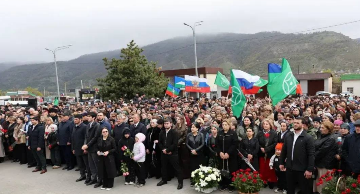 Участники акции в Карачаевске. Скриншот фото из Telegram-канала Рашида Темрезова. Участники акции в Карачаевске. Скриншот фото из Telegram-канала Рашида Темрезова.