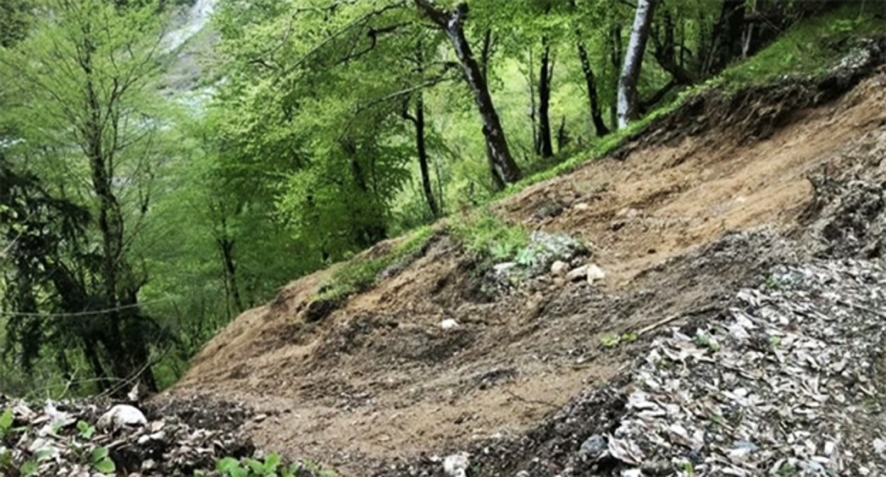 Сход селя в Кодорском ущелье. Фото: https://uks-ra.ru/novosti/item/77-v-kodorskom-ushchele-soshel-sel-dvizhenie-ogranicheno Сход селя в Кодорском ущелье. Фото: https://uks-ra.ru/novosti/item/77-v-kodorskom-ushchele-soshel-sel-dvizhenie-ogranicheno