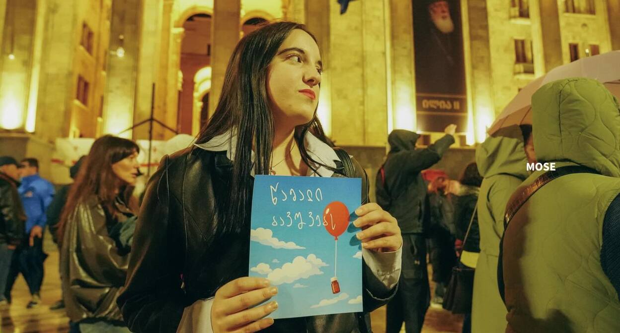 Стоп-кадр: "525-й день непрерывных протестов в Тбилиси". Фото: MO SE / Facebook Стоп-кадр: "525-й день непрерывных протестов в Тбилиси". Фото: MO SE / Facebook