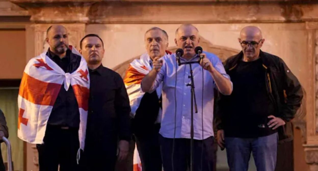 Слева направо: Иракли Надирадзе, Паата Манжгаладзе, Паата Бурчуладзе, Муртаз Зоделава, Лаша Беридзе на акции 04.10.25. Скриншот фото "Интерпрессньюс" https://www.interpressnews.ge/ru/article/174819-po-delu-4-oktiabria-paata-burchuladze-murtaz-zodelava-iraklii-nadiradze-lasha-beridze-i-paata-mandzhgaladze-prigovoreny-k-7-tornike-mchedlishvili-nika-gventsadze-iraklii-chkhvirkiia-k-5-a-iraklii-shaishmelashvili-k-2-godam-lisheniia-svobody. Слева направо: Иракли Надирадзе, Паата Манжгаладзе, Паата Бурчуладзе, Муртаз Зоделава, Лаша Беридзе на акции 04.10.25. Скриншот фото "Интерпрессньюс" https://www.interpressnews.ge/ru/article/174819-po-delu-4-oktiabria-paata-burchuladze-murtaz-zodelava-iraklii-nadiradze-lasha-beridze-i-paata-mandzhgaladze-prigovoreny-k-7-tornike-mchedlishvili-nika-gventsadze-iraklii-chkhvirkiia-k-5-a-iraklii-shaishmelashvili-k-2-godam-lisheniia-svobody.