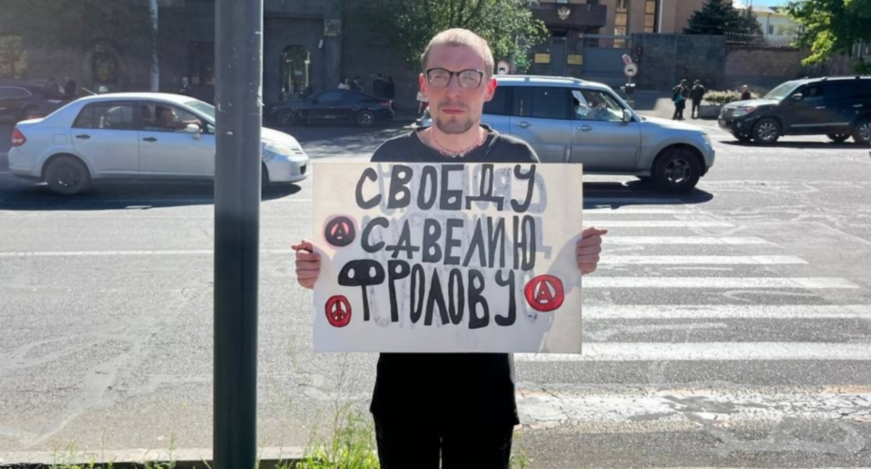 Александр Шерченков на пикете. Скриншот фото RusNews от 09.05.26, https://t.me/rusnews/84496. Александр Шерченков на пикете. Скриншот фото RusNews от 09.05.26, https://t.me/rusnews/84496.