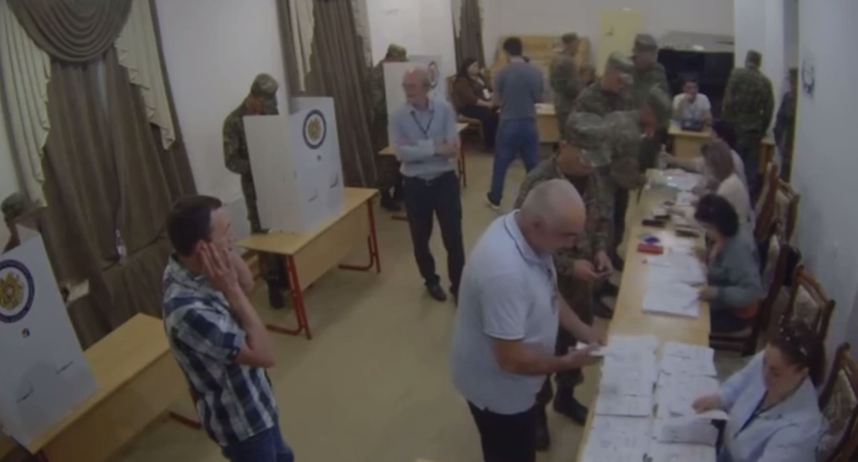 Стоп-кадр голосования военных в Армении после закрытия избирательных участков. Фото: Yerevan․Today Rus / Telegram-канал Стоп-кадр голосования военных в Армении после закрытия избирательных участков. Фото: Yerevan․Today Rus / Telegram-канал