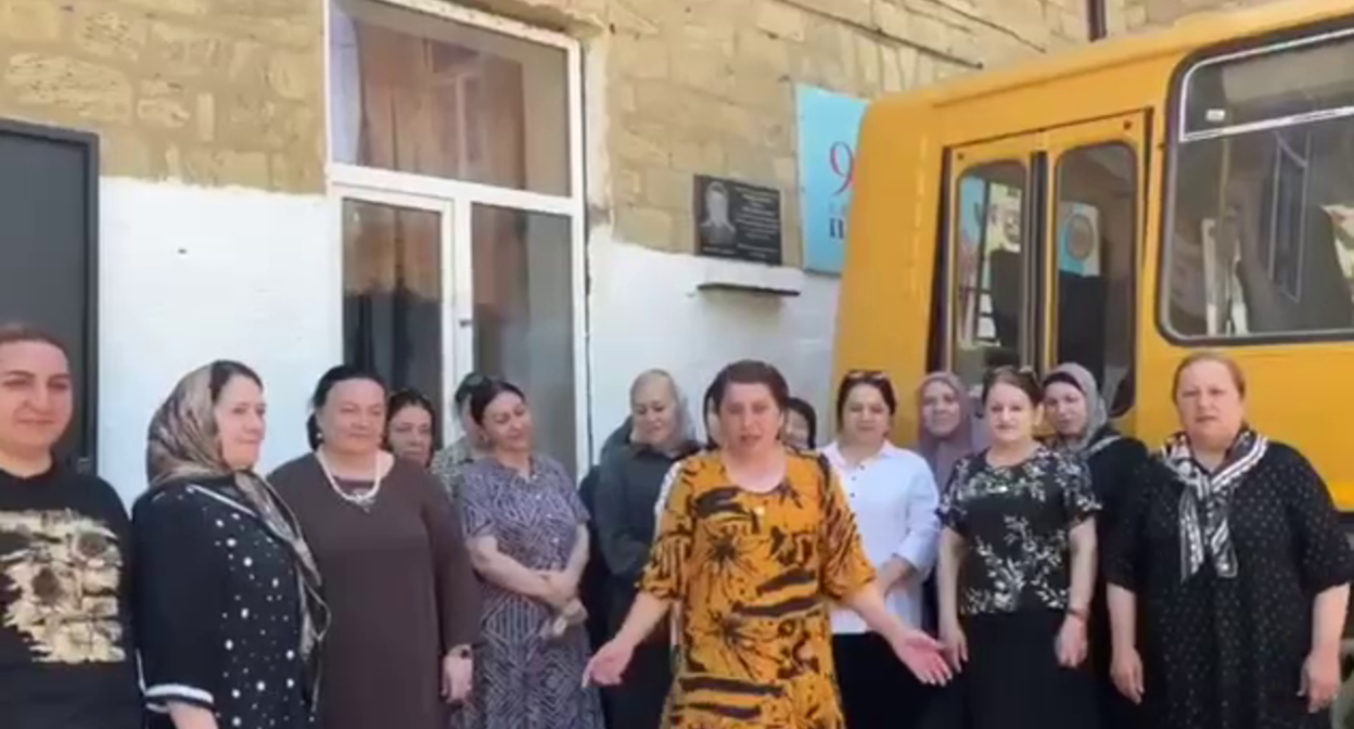 Стоп-кадр видеообращения коллектива школы поселка Красноармейский в Дагестане. Фото: Штаб Дагестана / Telegram-канал Стоп-кадр видеообращения коллектива школы поселка Красноармейский в Дагестане. Фото: Штаб Дагестана / Telegram-канал