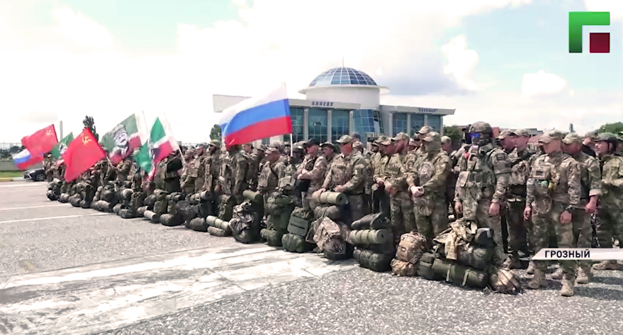 Группа бойцов перед отправкой из Чечни на Украину. Стоп-кадр из видео https://www.instagram.com/p/DZu0VvTRybZ (деятельность компании Meta (владеет Facebook, Instagram и WhatsApp) запрещена в России) Группа бойцов перед отправкой из Чечни на Украину. Стоп-кадр из видео https://www.instagram.com/p/DZu0VvTRybZ (деятельность компании Meta (владеет Facebook, Instagram и WhatsApp) запрещена в России)