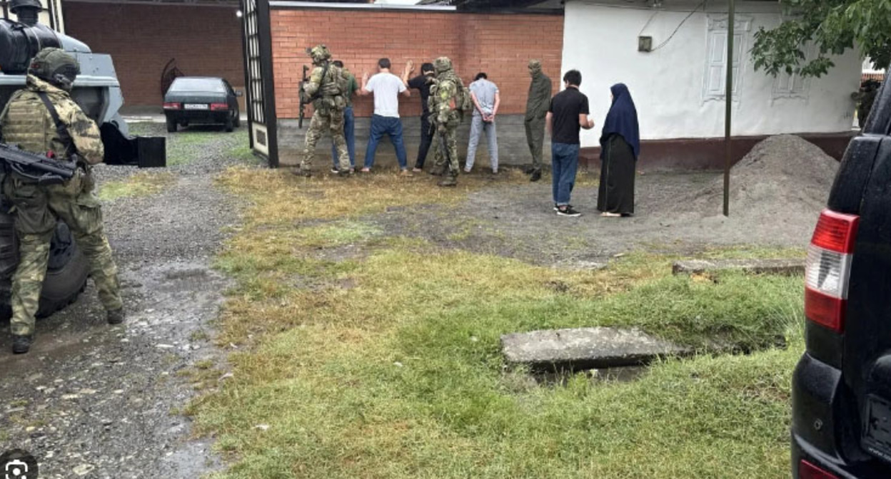 Сотрудники правоохранительных органов задерживают подозреваемых. 31 июля 2026 г. Скриншот видео https://t.me/mvdri/10800 Сотрудники правоохранительных органов задерживают подозреваемых. 31 июля 2026 г. Скриншот видео https://t.me/mvdri/10800