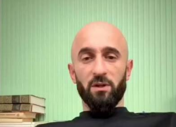 Гарри Цвижба. Скриншот фото "Аиашара" от 04.10.26, https://t.me/aiasharaabh/11629. Гарри Цвижба. Скриншот фото "Аиашара" от 04.10.26, https://t.me/aiasharaabh/11629.