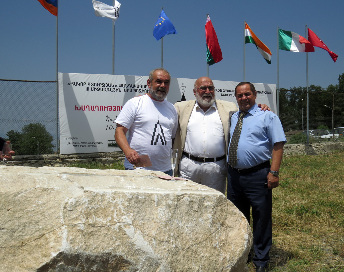 Карабахский скульптор Роберт Аскарян (слева), Григорий Габриелянц и глава Шушинской администрации Владимир Касьян.