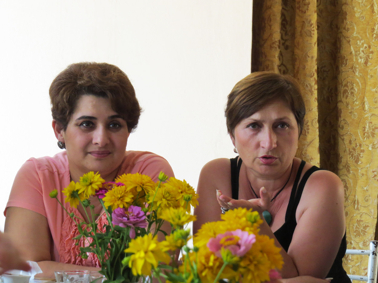 Слева на право: Лусине Саркисян, библиотекарь и Алла Арзуманян, работник администрации.