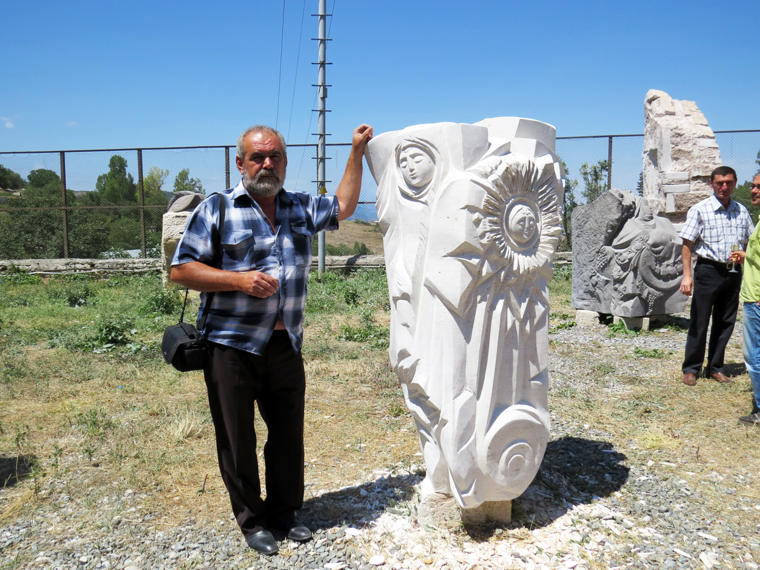 Карабахс кий скульптор Роберт Аскарян со своей работой 