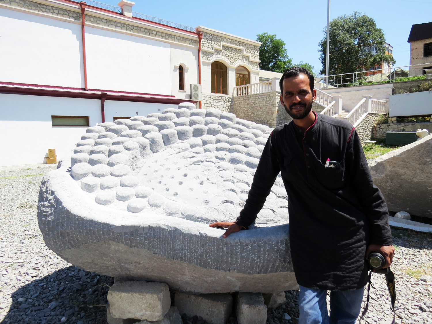Канта Кишоре (Индия) со своей скульптурой "Кусок планеты".