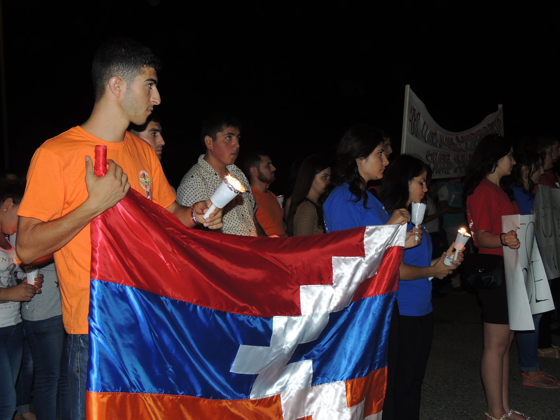 Молодёжь с флагом Нагорного Карабаха.