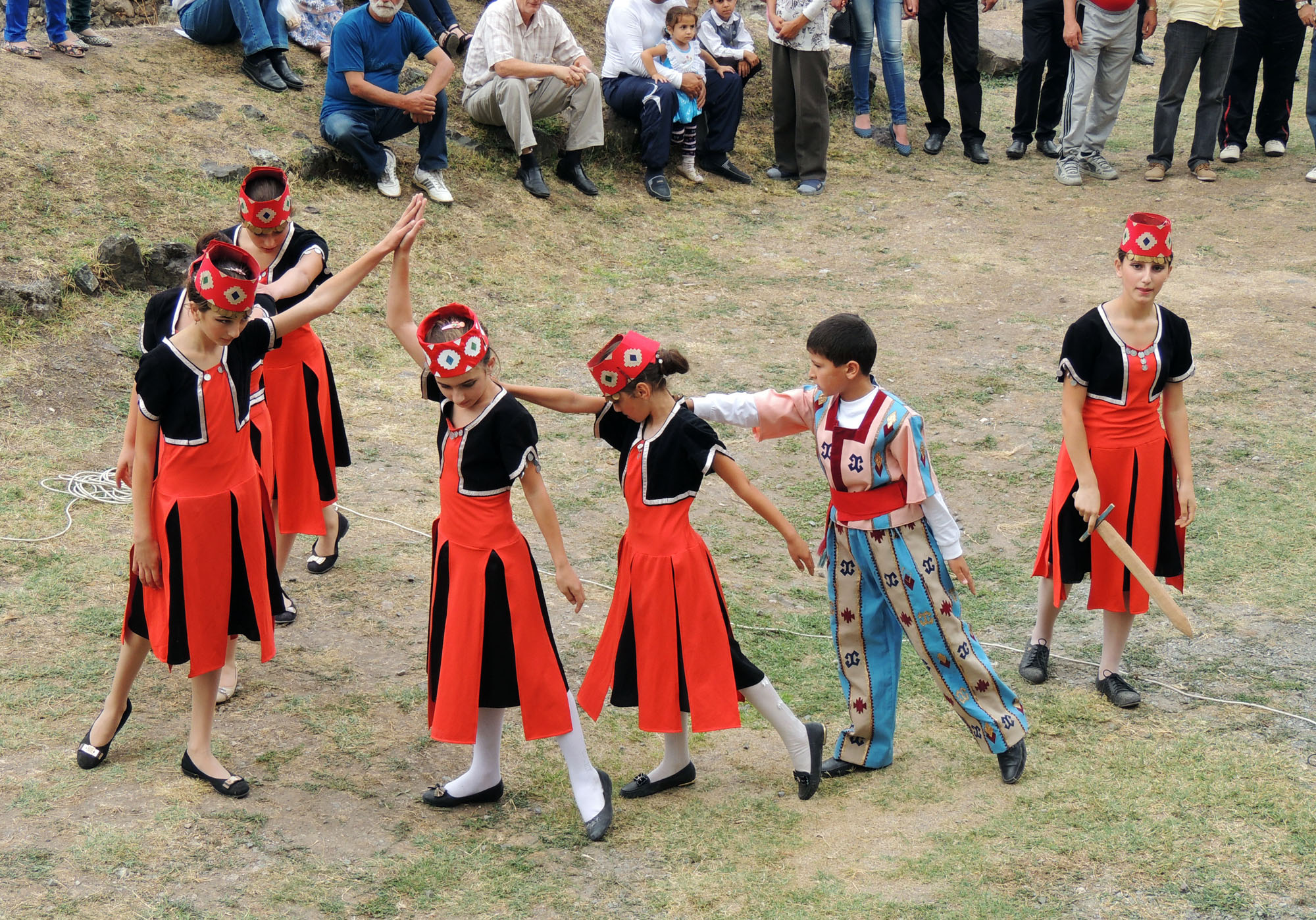 После службы. Дети танцуют армянский народный танец.