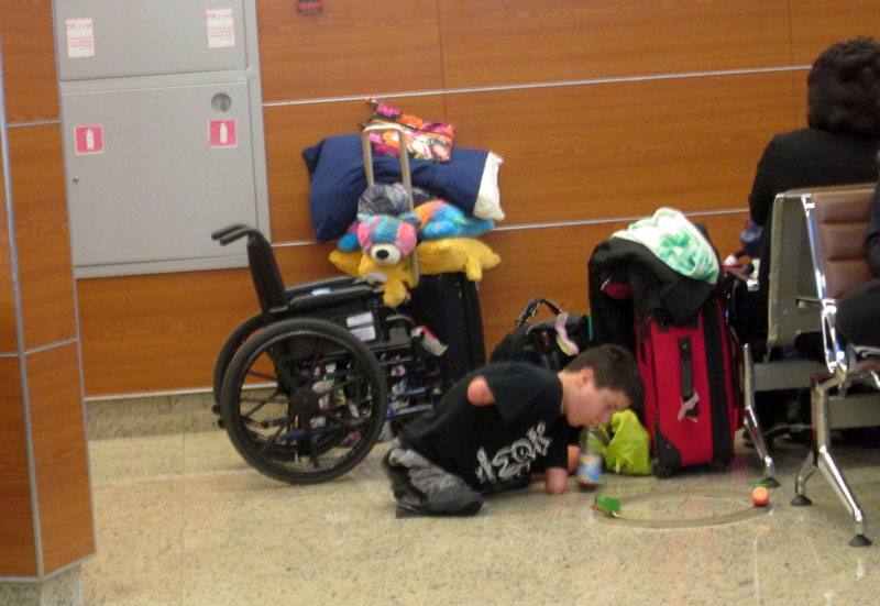 Мальчик инвалид. Аэропорт Хитроу.