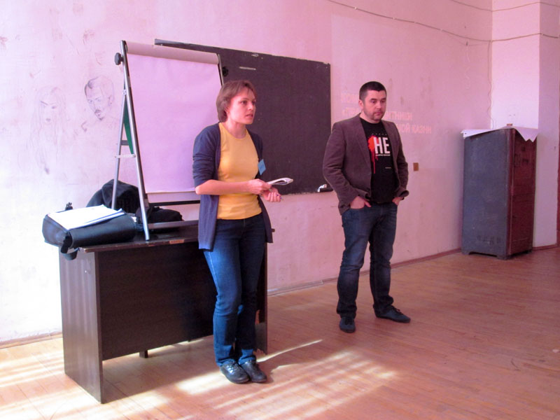 Андрей Палуда презентует свою работу Против сметной казни в Белоруссии.