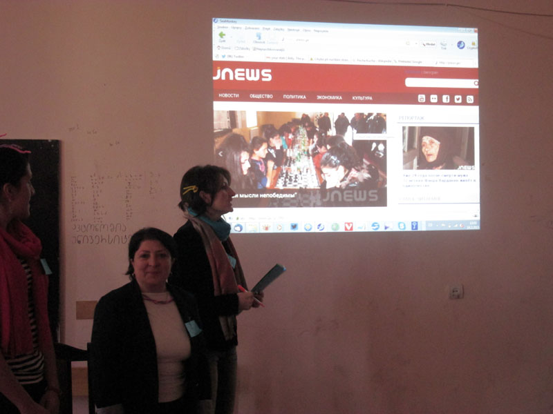 Шушан (слева) и Римма презентуют сайт своей электронной газеты.