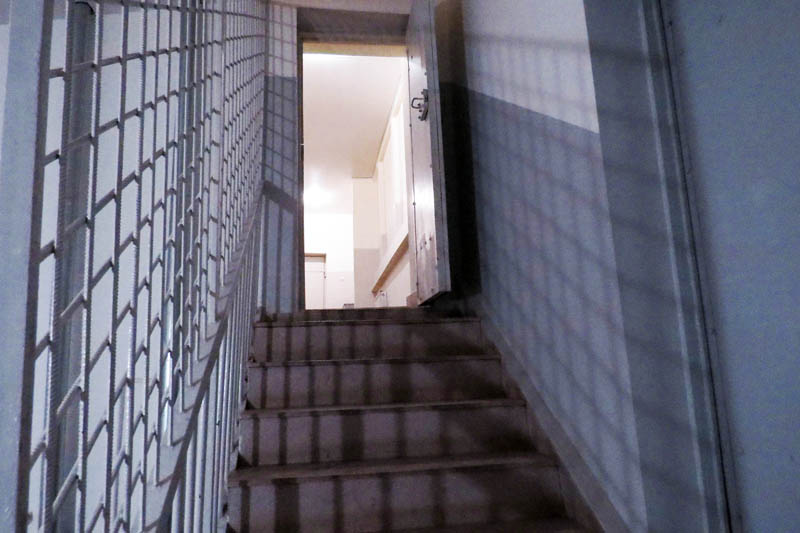 Лестница, ведущая на второй этаж полузакрытого режима.