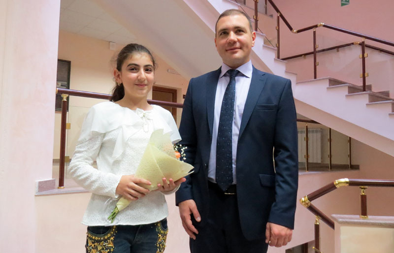 Специальный приз за раскрытие будущего Арцаха получила Снежана Тамразян. На фото с Денисом Дворниковым.