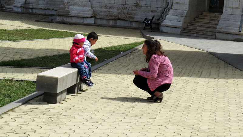Вышел во двор церкви. Молодая мамаша с детьми на скамейке. Пройти мимо не мог – сфотографировал...