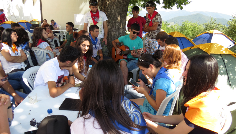 После обеда было свободное время и часть молодёжи собралась вокруг Арсена, который прекрасно играл на гитаре, пел армянские, русские песни. 