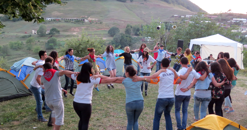 После ужина участники форума танцевали армянские народные танцы...