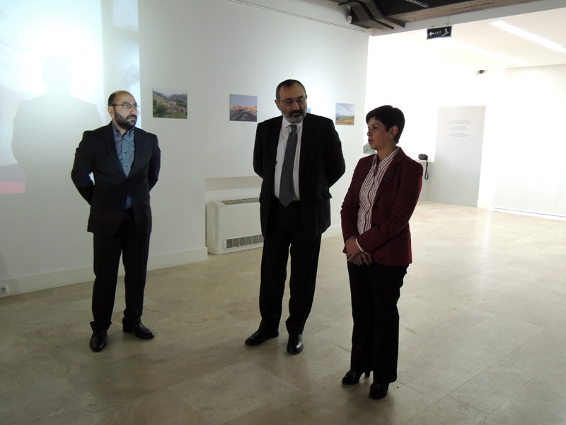 Министр культуры Нарине Агабалян, справа от неё министр иностранных дел НКР Карен Мирзоян и автор альбома "Арцах" Ашот Мурадян.