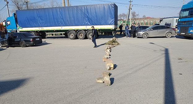 Активисты перегородили с помощью камней трассу близ въезда в Назрань. 27 марта 2019 г. Фото Умара Йовлоя для "Кавказского узла"