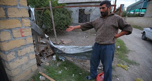 Житель азербайджанского села показывает следы от обстрелов. Фото Азиза Каримова для "Кавказского узла".