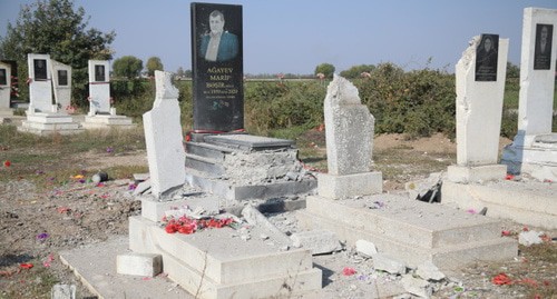 Разрушенные взрывом надгробья. 15 октября 2020 г. Фото Азиза Каримова для "Кавказского узла".