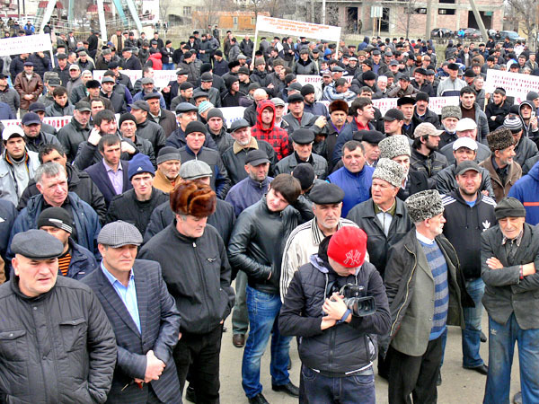 Митинг в дагестане. Митинги в Дагестане. Махачкала население. Дагестан толпа. Дагестан Махачкала люди.