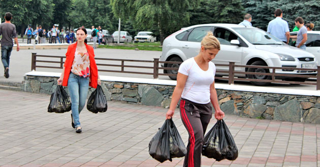 Рассказ люда вошла в квартиру нагруженная сумками. Женщина с тяжелыми сумками. Девушка несет сумку. Женщина с сумками из магазина. Женщина тащит пакеты.